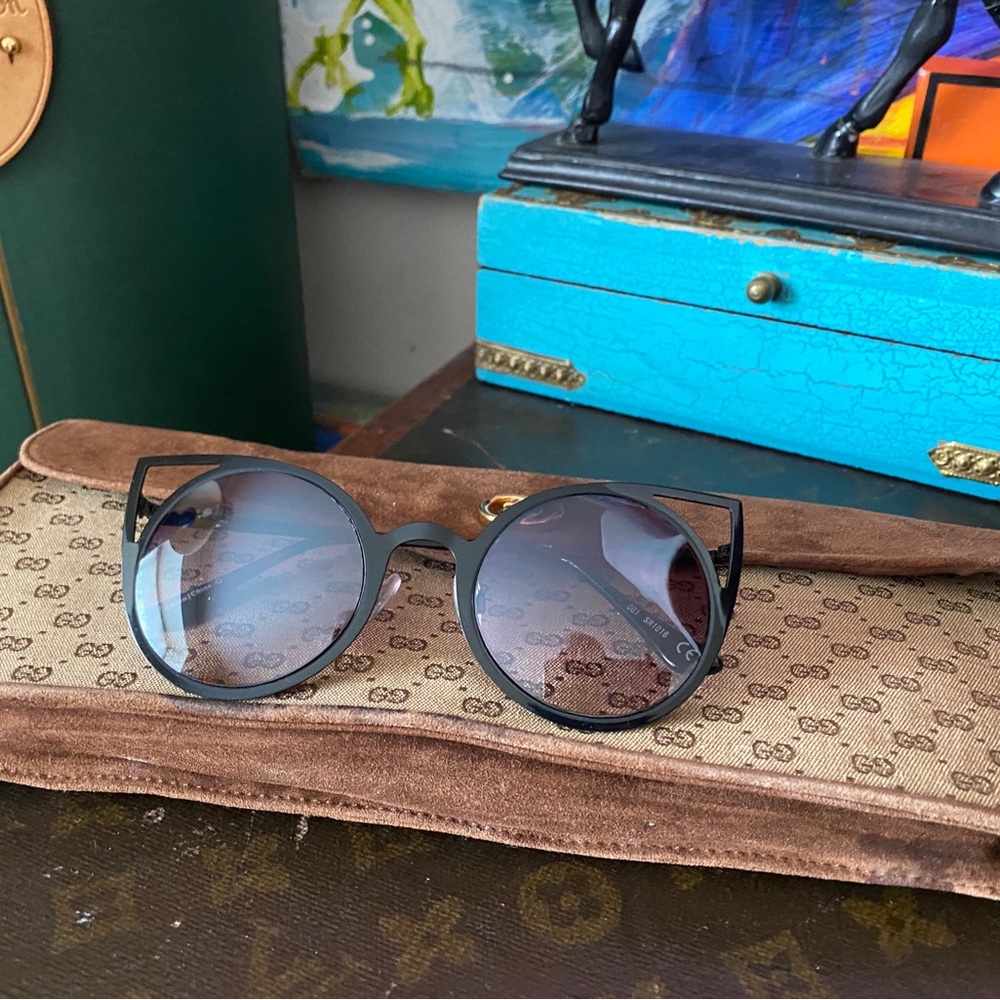 Super Pretty Black Cat-Eye Statement Sunglasses A… - image 7